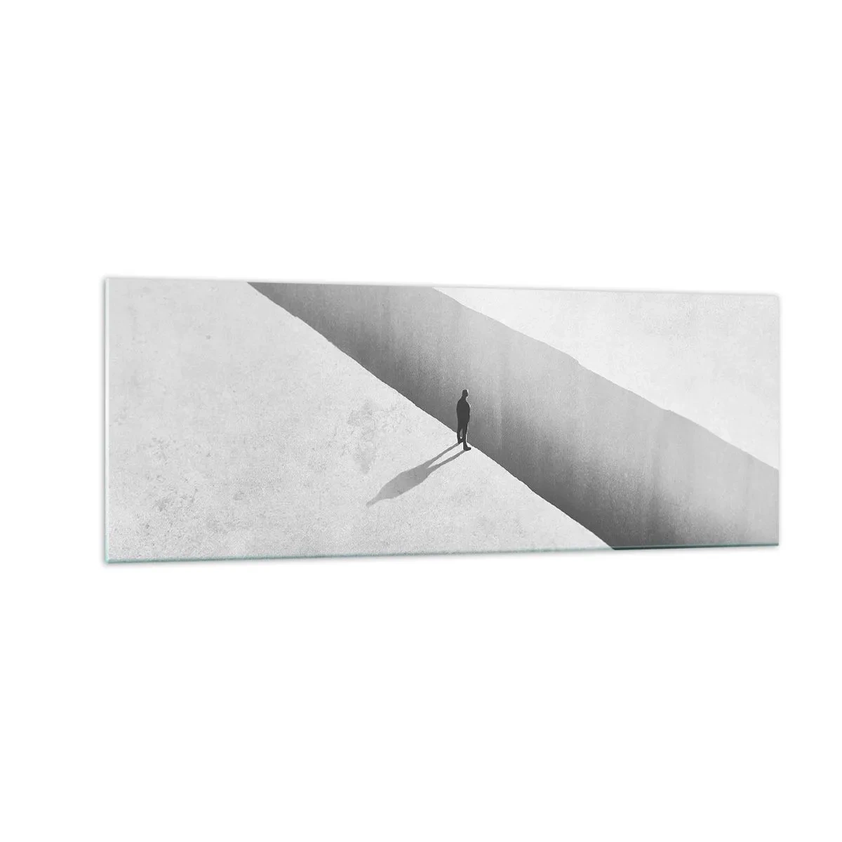 Impression sur verre - Image sur verre - Une silhouette solitaire se tient au-dessus d'un gouffre profond dans un décor monochrome. - 140x50cm - Un objectif clair - Décoration murale moderne pour le salon et la chambre ARTTOR