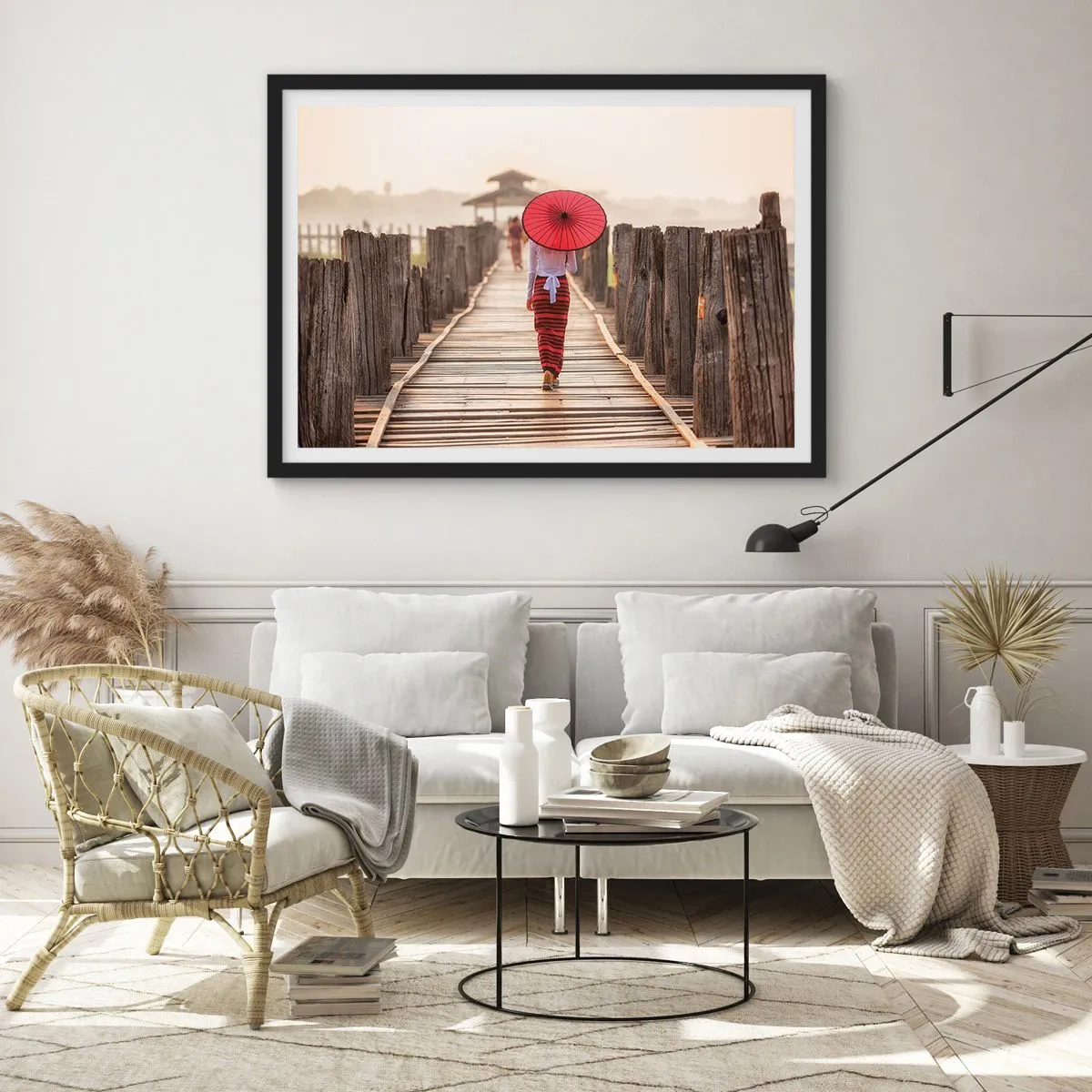 Affiche dans un cadre noir - Poster - Une femme avec un parapluie rouge sur un pont en bois - 100x70cm - Sur le vieux pont - Décoration murale moderne pour le salon et la chambre ARTTOR