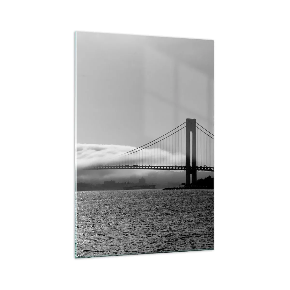 Impression sur verre - Image sur verre - Un pont sur l'eau enveloppé de brouillard dans une photo en noir et blanc - 70x100cm - Naviguez à travers les Portes des Étoiles - Décoration murale moderne pour le salon et la chambre ARTTOR