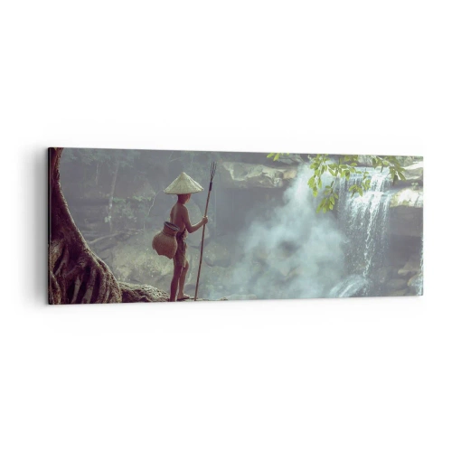 Impression sur toile - Image sur toile - Une figure avec une lance près d'une cascade dans une forêt tropicale - 140x50cm - Lier d'amitié avec la nature - Décoration murale moderne pour le salon et la chambre ARTTOR