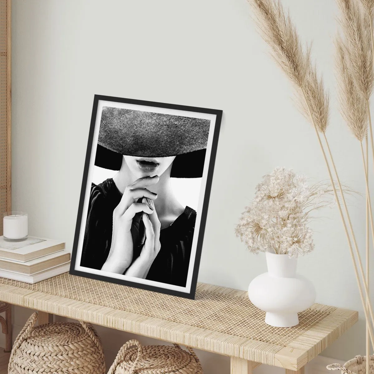 Affiche dans un cadre noir - Poster - Portrait en noir et blanc d'une femme portant un chapeau et le visage couvert - 50x70cm - Beauté cachée - Décoration murale moderne pour le salon et la chambre ARTTOR