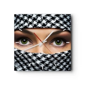 Horloge murale - Pendule murale - Les yeux verts d'une femme sont cachés derrière un tissu à motifs en noir et blanc. - 30x30cm - Un portrait d'une beauté voilée aux yeux verts - Décoration murale moderne pour le salon et la chambre ARTTOR