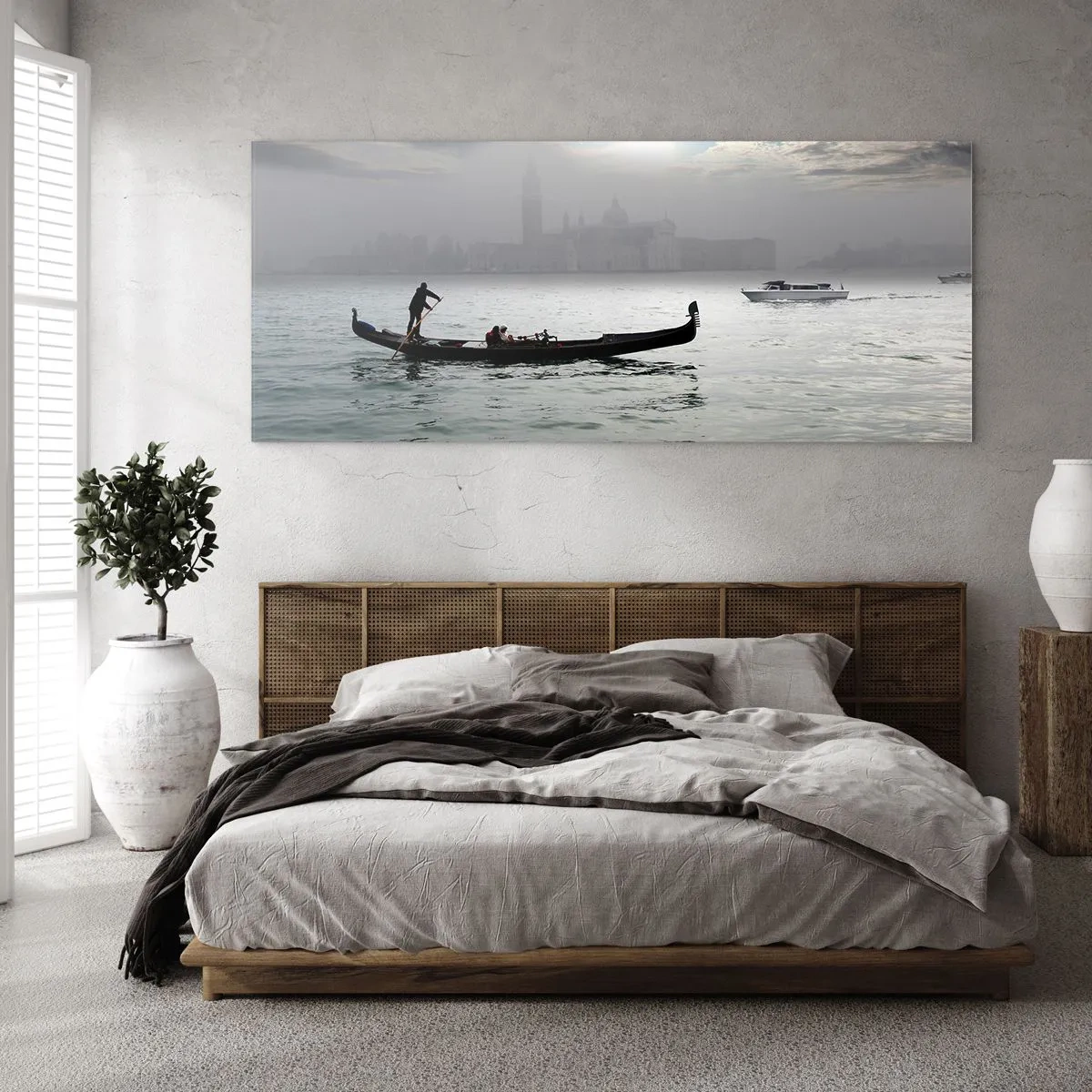 Impression sur verre - Image sur verre - Une gondole glisse sur les eaux de Venise par un matin brumeux, surplombant la ville. - 140x50cm - Une ville fabuleuse faite d'eau et de brouillard - Décoration murale moderne pour le salon et la chambre ARTTOR