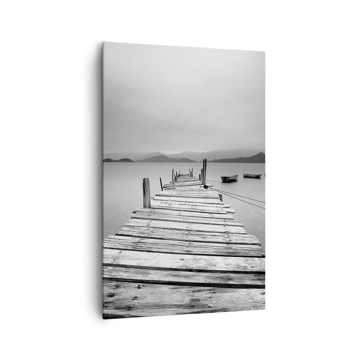 Impression sur toile - Image sur toile - Une vue en noir et blanc d'une jetée en bois et d'un lac calme. - 80x120cm - Derrière les montagnes, au-delà des mers - Décoration murale moderne pour le salon et la chambre ARTTOR