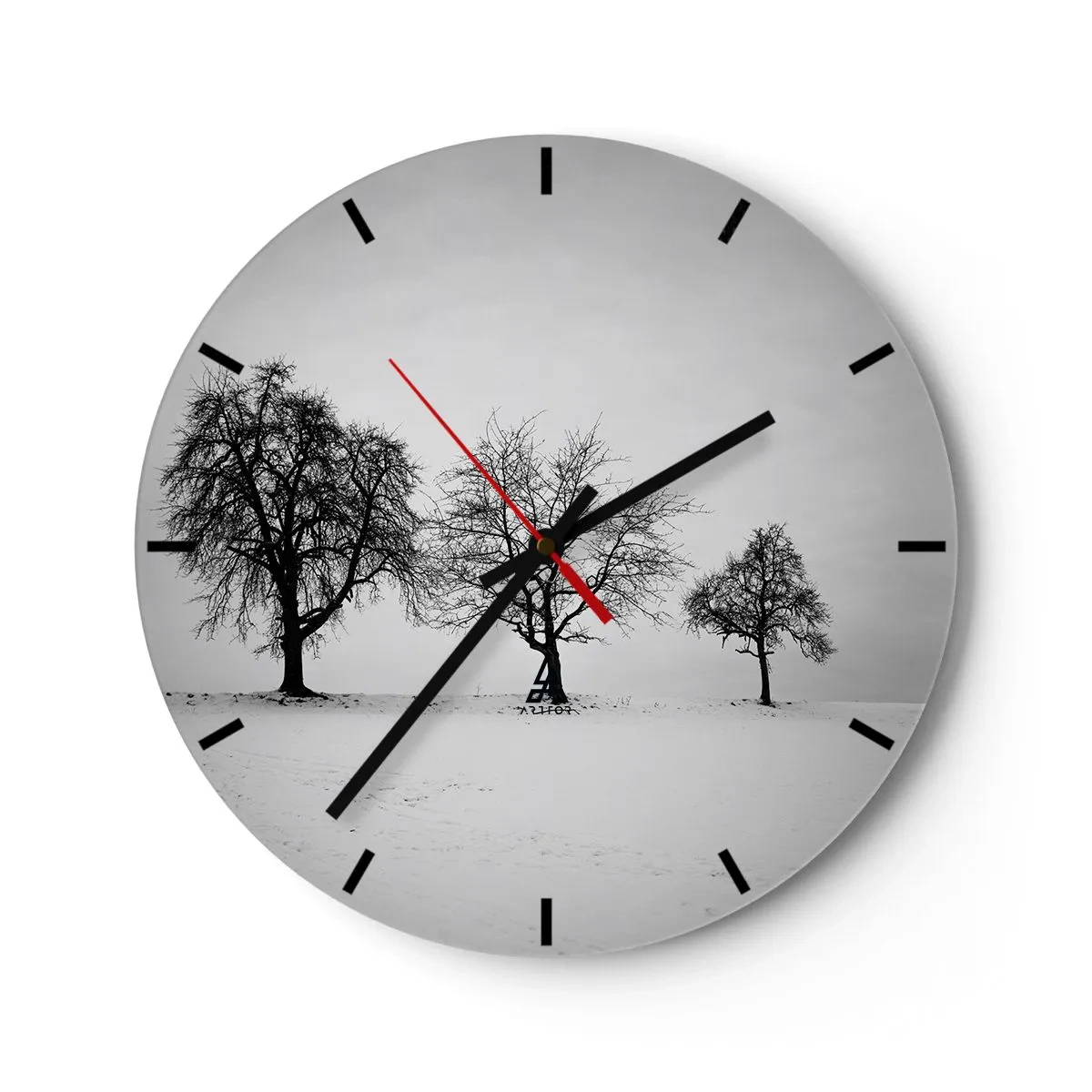 Horloge murale - Pendule murale - Trois arbres solitaires dans un champ enneigé en noir et blanc. - 30x30cm - A quoi rêvent-ils? - Décoration murale moderne pour le salon, la cuisine et la chambre ARTTOR