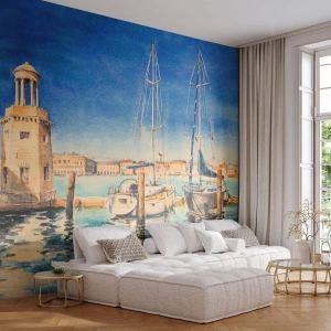 Papier Peint Photo Premium Sand - Yachts amarrés au phare avec une ville méditerranéenne en arrière-plan - 100x70cm - Lagune ensoleillée - Décoration murale moderne pour le salon et la chambre ARTTOR