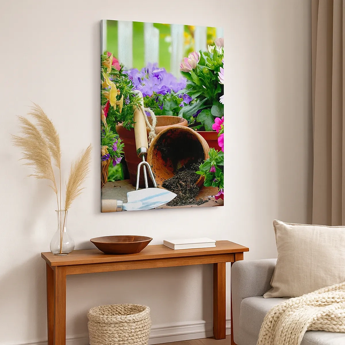 Impression sur toile - Image sur toile - Fleurs colorées dans des pots avec des outils de jardinage sur la table - 50x70cm - Le jardin de Zosia - Décoration murale moderne pour le salon et la chambre ARTTOR