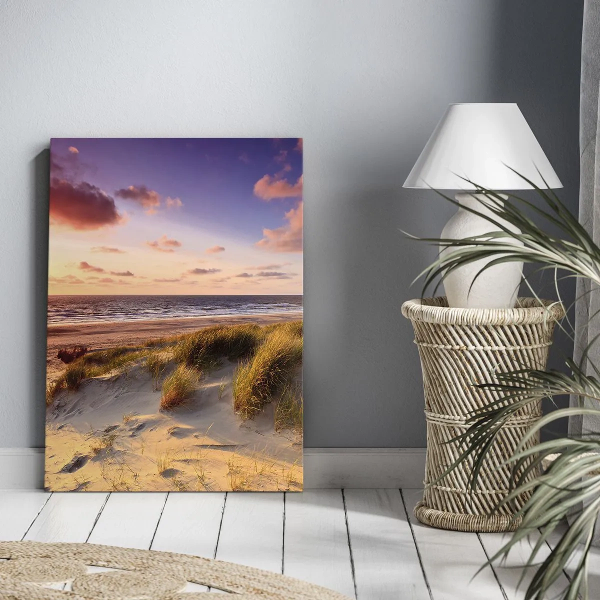 Impression sur toile - Image sur toile - Une plage herbeuse et un coucher de soleil sur une mer calme - 70x100cm - L'air sent déjà l'été - Décoration murale moderne pour le salon et la chambre ARTTOR