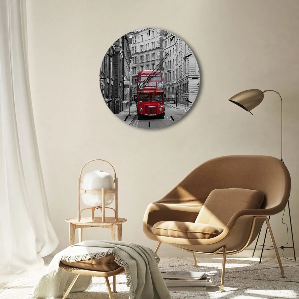 Horloge murale - Pendule murale - Un bus rouge sur fond de bâtiments noirs et blancs. - 30x30cm - La vie de tous les jours ne doit pas être grise - Décoration murale moderne pour le salon, la cuisine et la chambre ARTTOR