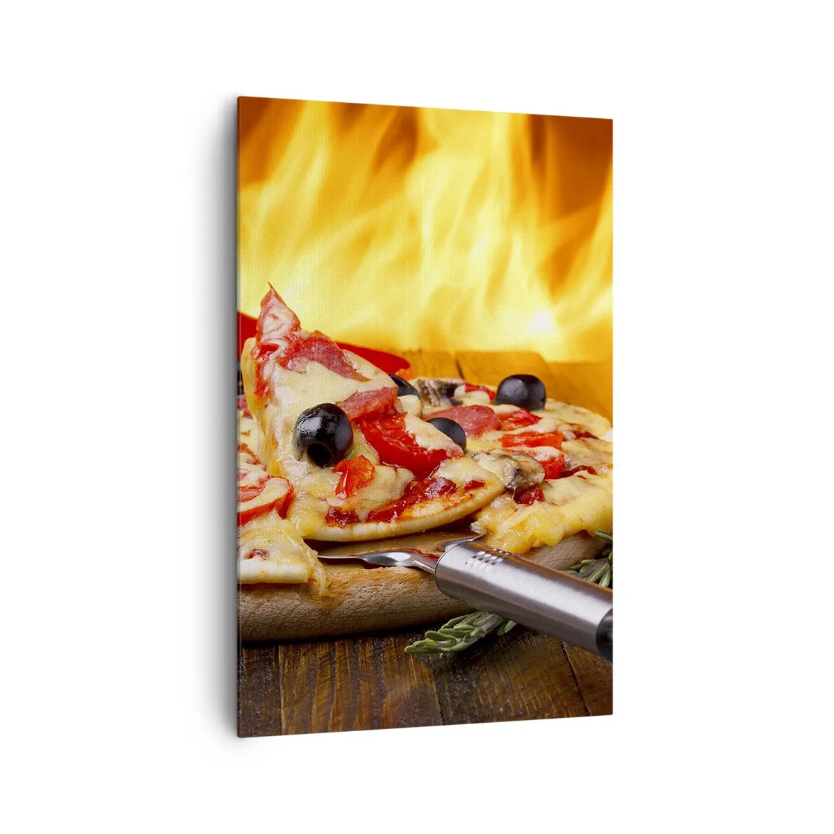 Impression sur toile - Image sur toile - Pizza aux olives, tomates et poivrons sur fond de flammes - 80x120cm - From Italy with love - Décoration murale moderne pour le salon et la chambre ARTTOR