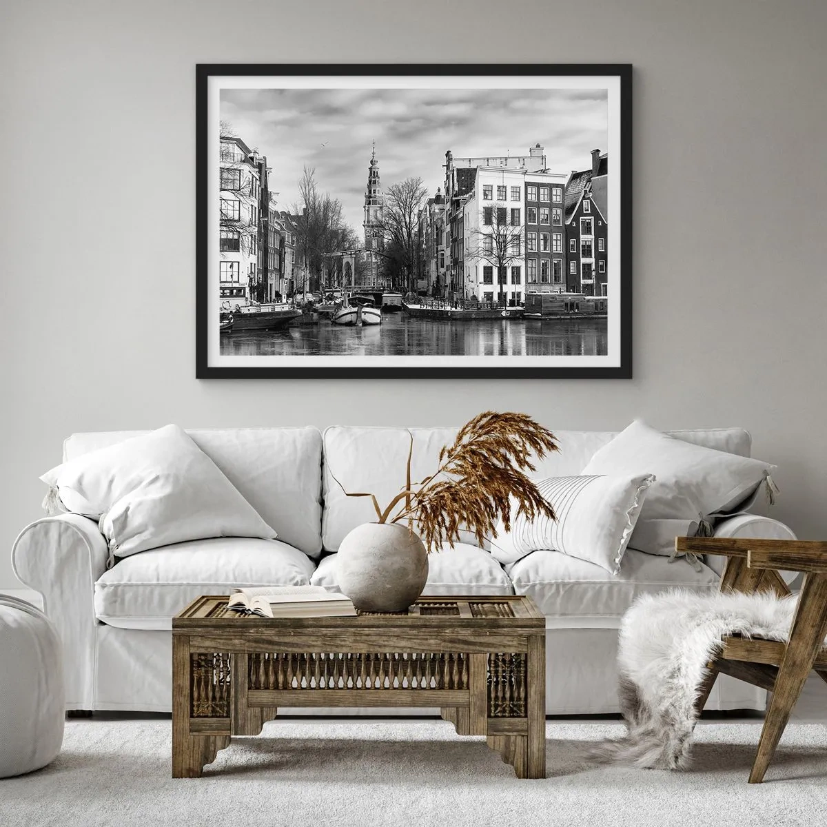 Affiche dans un cadre noir - Poster - Panorama noir et blanc d'Amsterdam avec canal et bâtiments historiques - 70x50cm - Climat d'Amsterdam - Décoration murale moderne pour le salon et la chambre ARTTOR