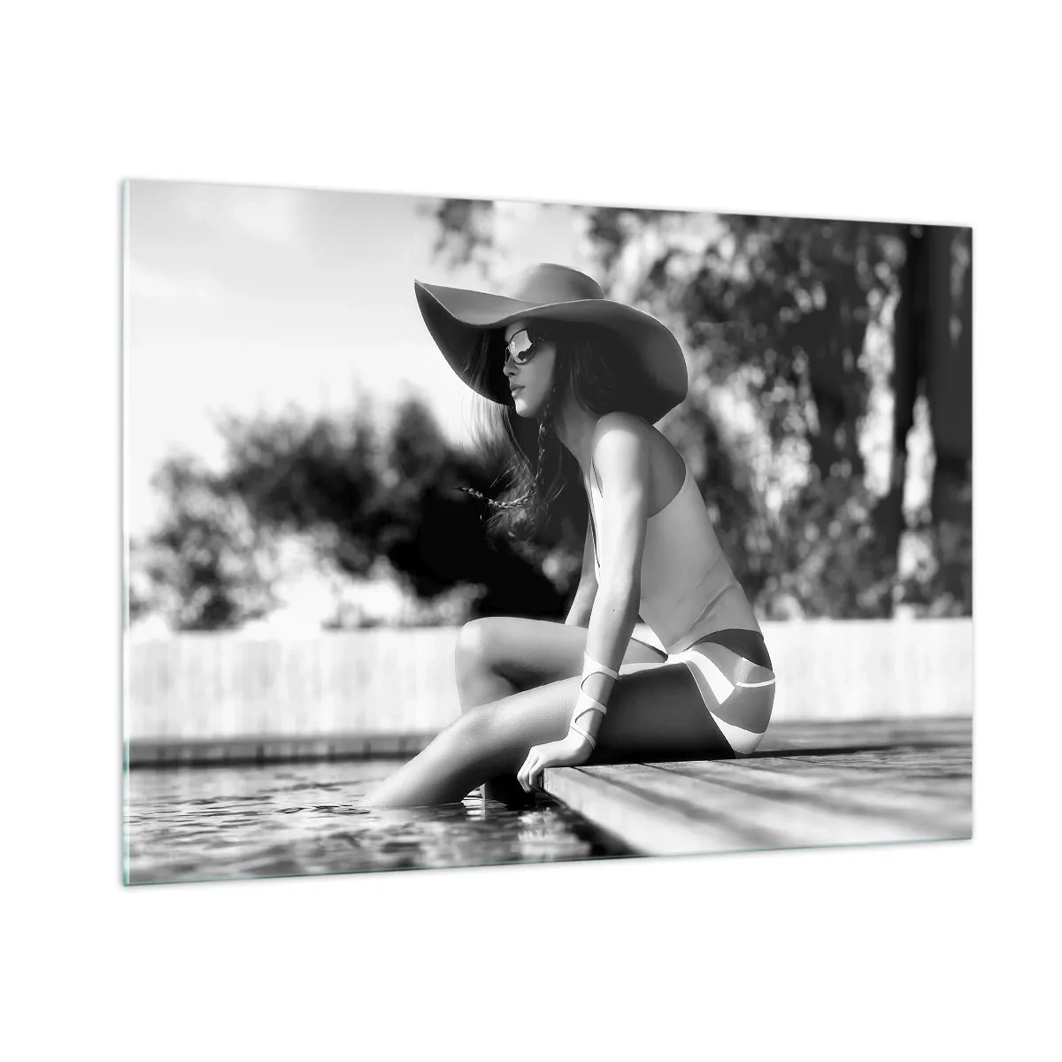 Impression sur verre - Image sur verre - Femme portant un chapeau assise au bord de la piscine en noir et blanc - 100x70cm - Rêve d'été - Décoration murale moderne pour le salon et la chambre ARTTOR