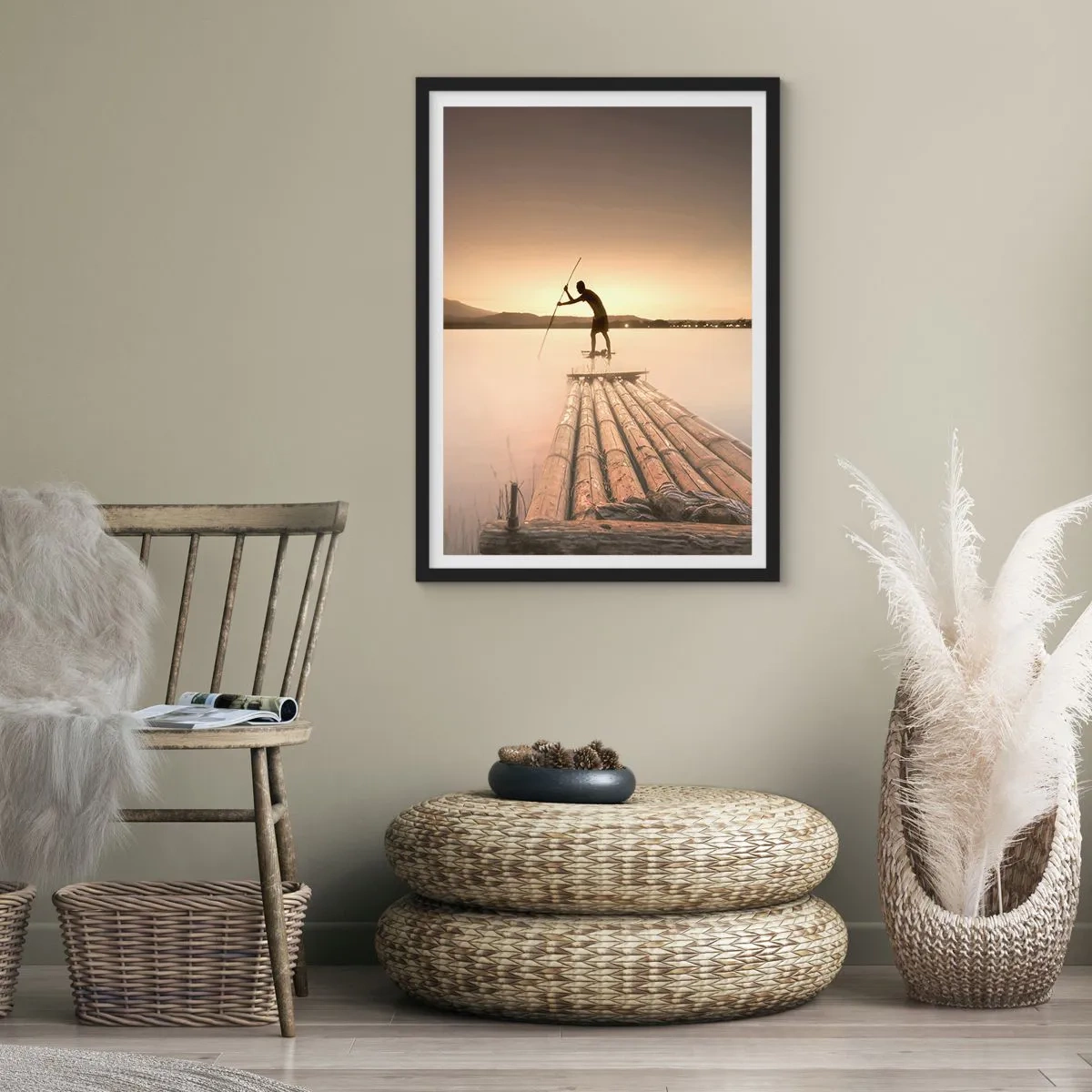 Affiche dans un cadre noir - Poster - Une silhouette sur un radeau de bambou au coucher du soleil - 50x70cm - Avant la fin du jour - Décoration murale moderne pour le salon et la chambre ARTTOR