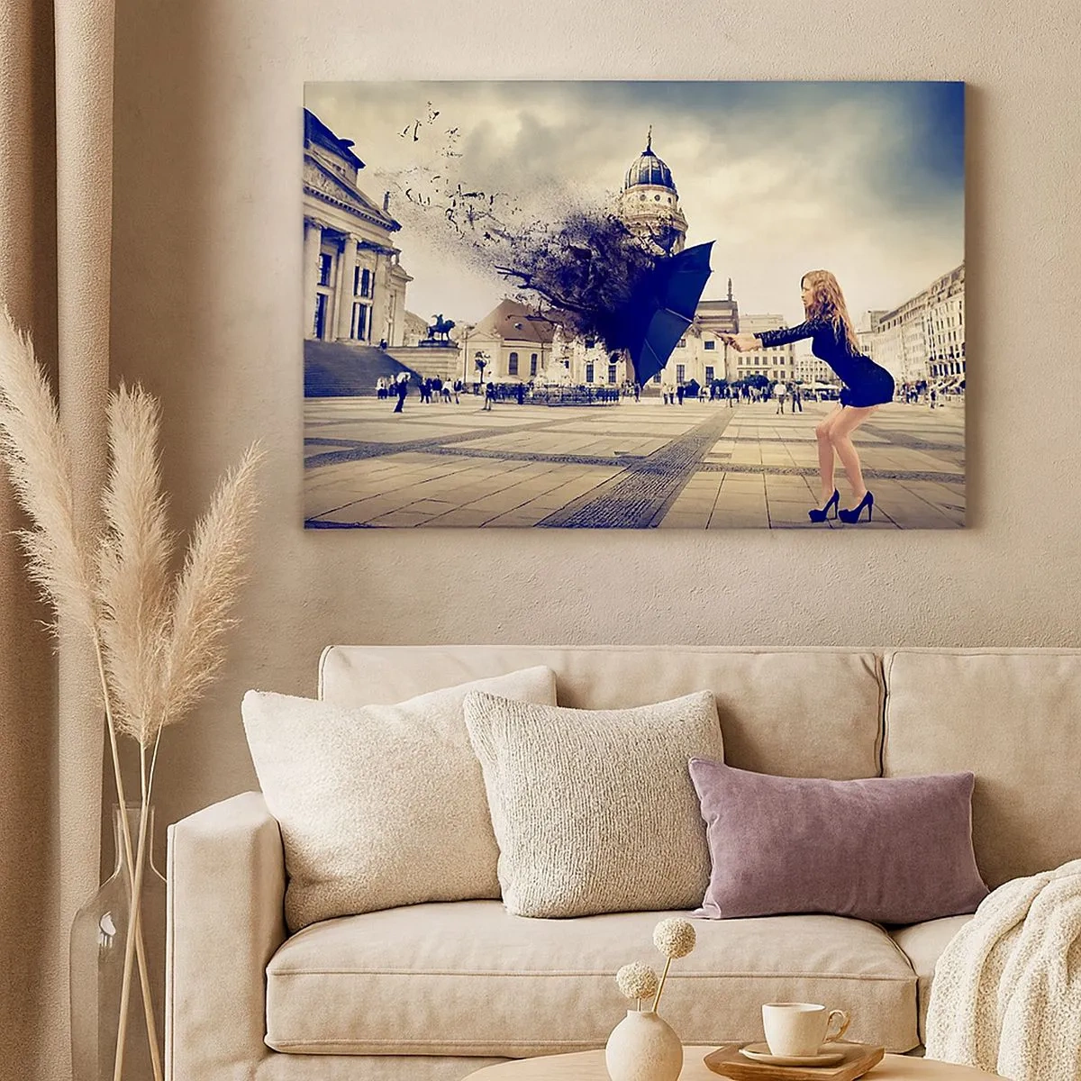 Impression sur toile - Image sur toile - Une femme avec un parapluie dans une composition artistique sur fond urbain - 70x50cm - Il y a un tel vent… - Décoration murale moderne pour le salon et la chambre ARTTOR