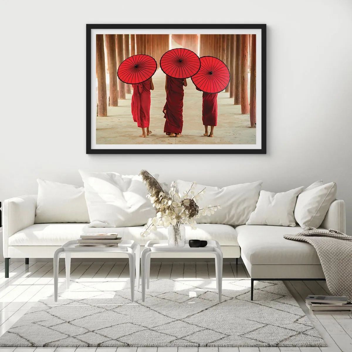 Affiche dans un cadre noir - Poster - Trois moines avec des parapluies rouges dans l'architecture traditionnelle - 100x70cm - Sur la route du pays pure - Décoration murale moderne pour le salon et la chambre ARTTOR