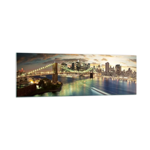 Impression sur verre - Image sur verre - Un pont illuminé avec la ville en arrière-plan, avec des lumières reflétées dans l'eau. - 160x50cm - Une soirée lumineuse sur Manhattan - Décoration murale moderne pour le salon et la chambre ARTTOR