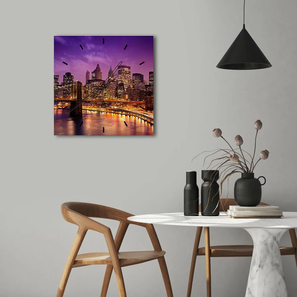 Horloge murale - Pendule murale - Panorama de la ville avec le pont dans la lumière du soir contre le ciel violet - 30x30cm - Manhathann or violet - Décoration murale moderne pour le salon et la chambre ARTTOR