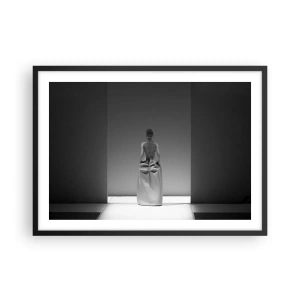 Affiche dans un cadre noir - Poster - Une peinture en noir et blanc avec une scène minimaliste d'une femme dans un espace géométrique. - 70x50cm - Simplicité raffinée - Décoration murale moderne pour le salon et la chambre ARTTOR