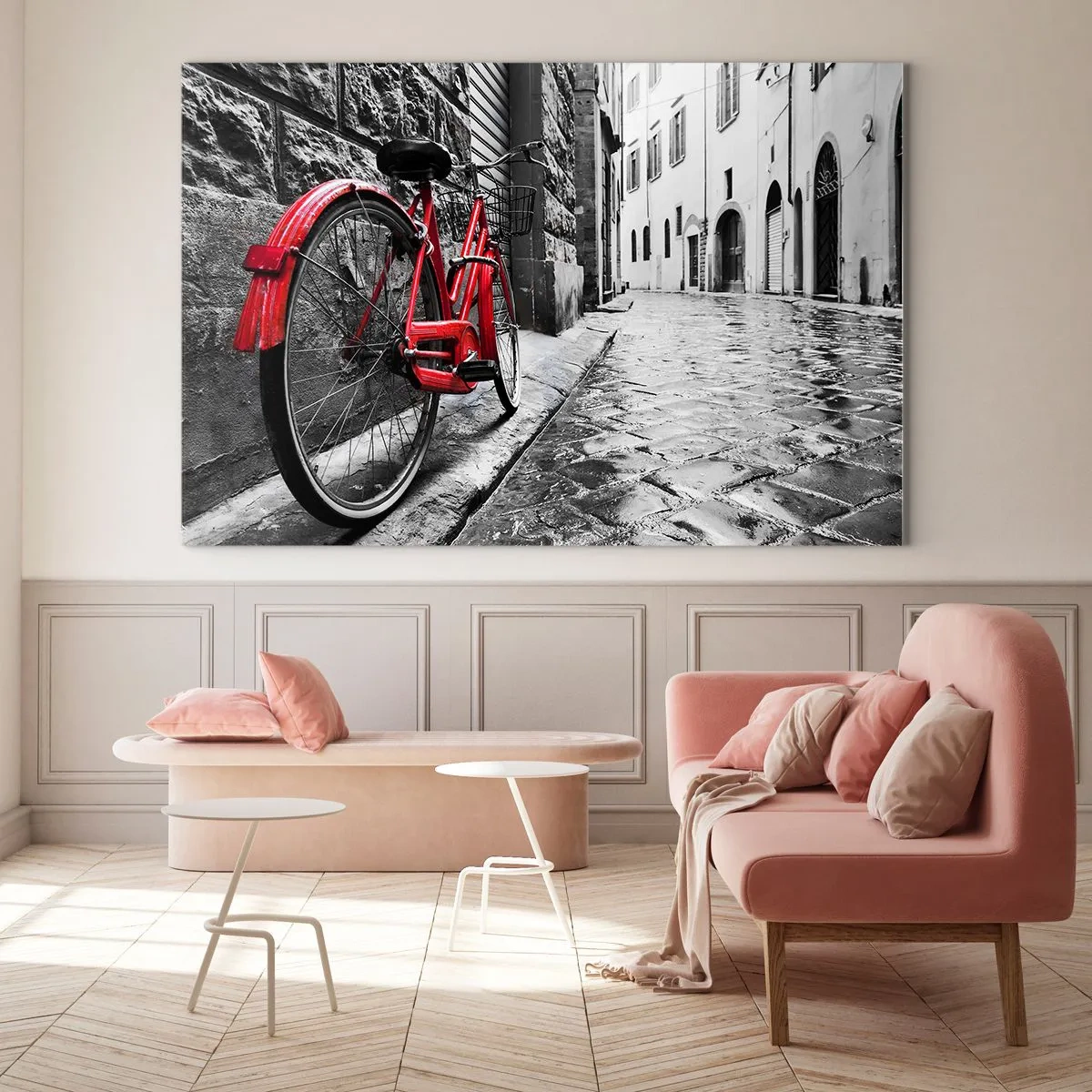 Impression sur verre - Image sur verre - Un vélo rouge sur une rue pavée avec un fond monochrome. - 70x50cm - La vraie beauté ne vieillit pas - Décoration murale moderne pour le salon et la chambre ARTTOR
