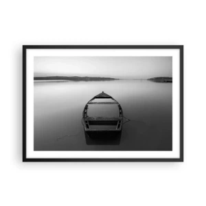 Affiche dans un cadre noir - Poster - Un bateau solitaire sur un lac calme dans des tons de noir et blanc - 70x50cm - Nostalgie et mélancolie - Décoration murale moderne pour le salon et la chambre ARTTOR