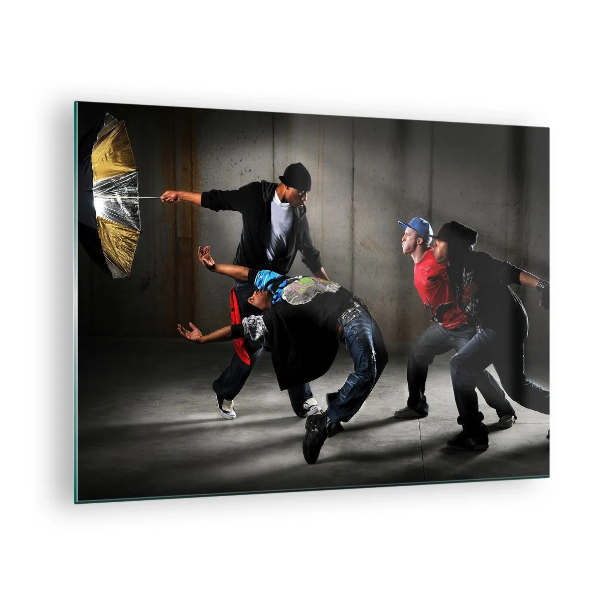 Impression sur verre - Image sur verre - Un groupe de danseurs dans une pose dynamique sur un fond industriel. - 70x50cm - Danser avec le vent de la rue - Décoration murale moderne pour le salon et la chambre ARTTOR