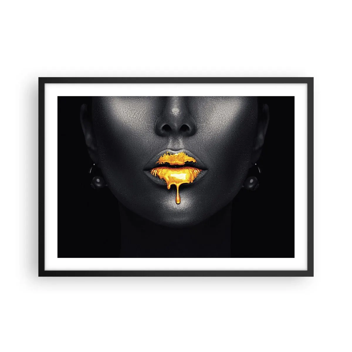 Affiche dans un cadre noir - Poster - Portrait noir et or d'une femme avec une goutte d'or sur les lèvres - 70x50cm - Bouche d'or - Décoration murale moderne pour le salon et la chambre ARTTOR