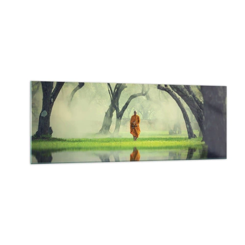 Impression sur verre - Image sur verre - Un moine en robe orange dans une forêt avec un fond brumeux et un reflet dans l'eau. - 140x50cm - En route vers l'illumination - Décoration murale moderne pour le salon et la chambre ARTTOR