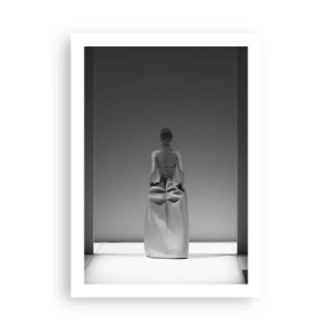 Affiche - Poster - Une photographie minimaliste en noir et blanc d'une femme sur un podium. - 50x70cm - Simplicité raffinée - Décoration murale moderne pour le salon et la chambre ARTTOR