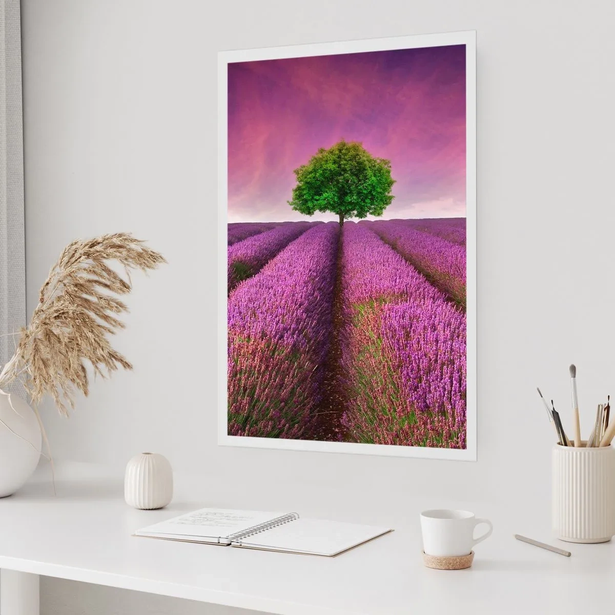 Affiche - Poster - Un champ de lavande avec un arbre solitaire contre un ciel violet - 50x70cm - Dans un champs de lavande - Décoration murale moderne pour le salon et la chambre ARTTOR