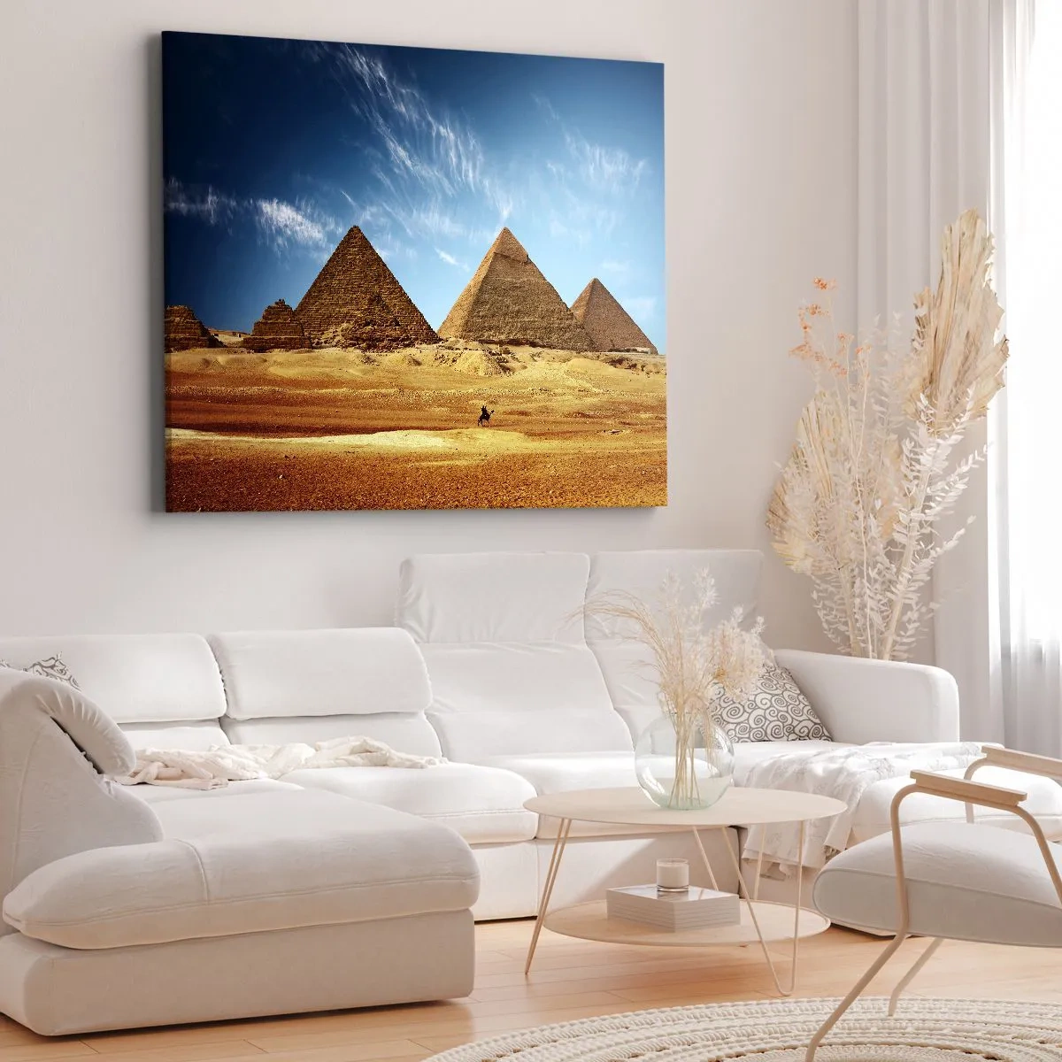Impression sur toile - Image sur toile - Les pyramides de Gizeh contre un ciel bleu et un paysage désertique - 70x50cm - 40 siècles vous regardent - Décoration murale moderne pour le salon et la chambre ARTTOR