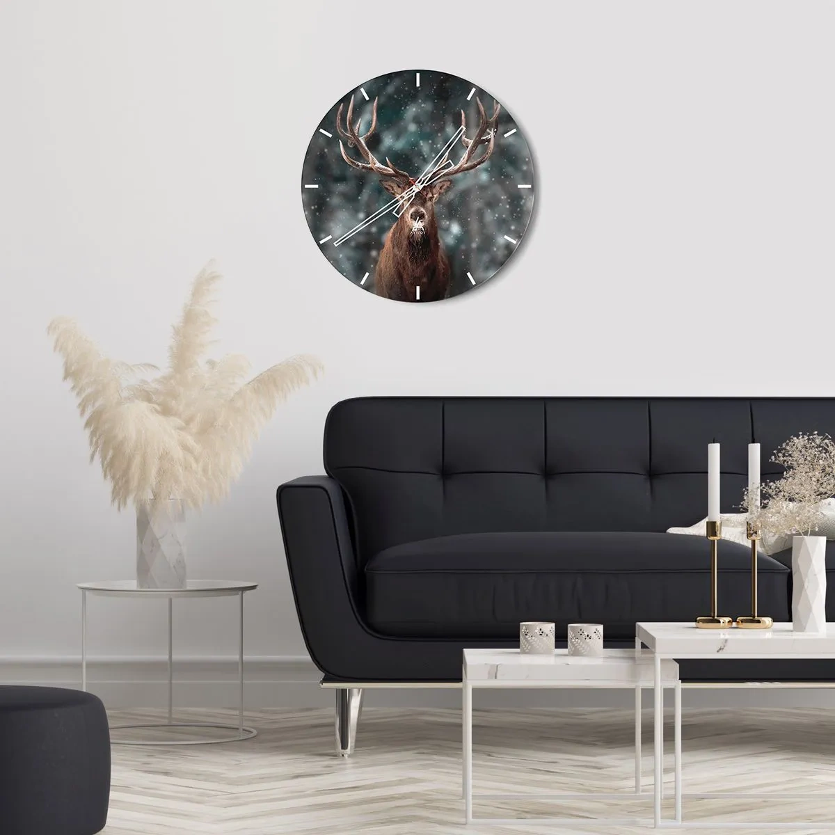 Horloge murale - Pendule murale - Un cerf fier dans une forêt enneigée avec des arbres flous en arrière-plan - 30x30cm - Roi de la forêt couronné - Décoration murale moderne pour le salon, la cuisine et la chambre ARTTOR