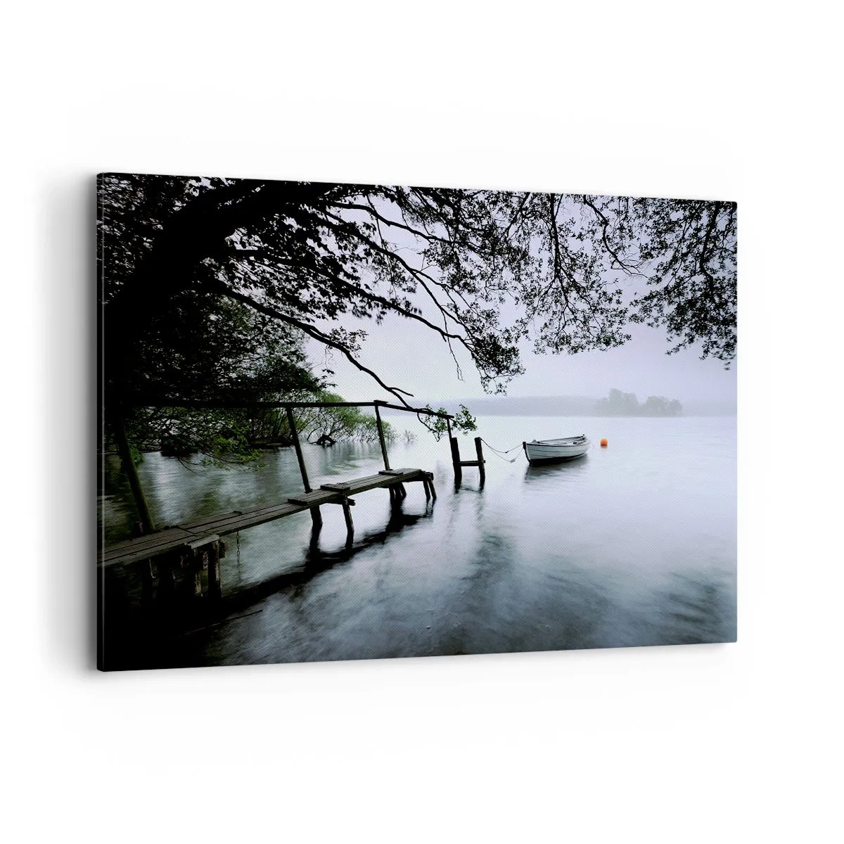 Impression sur toile - Image sur toile - Une jetée sur l'eau avec un bateau en arrière-plan entouré d'un paysage brumeux - 120x80cm - Tu te reposes déjà - Décoration murale moderne pour le salon et la chambre ARTTOR