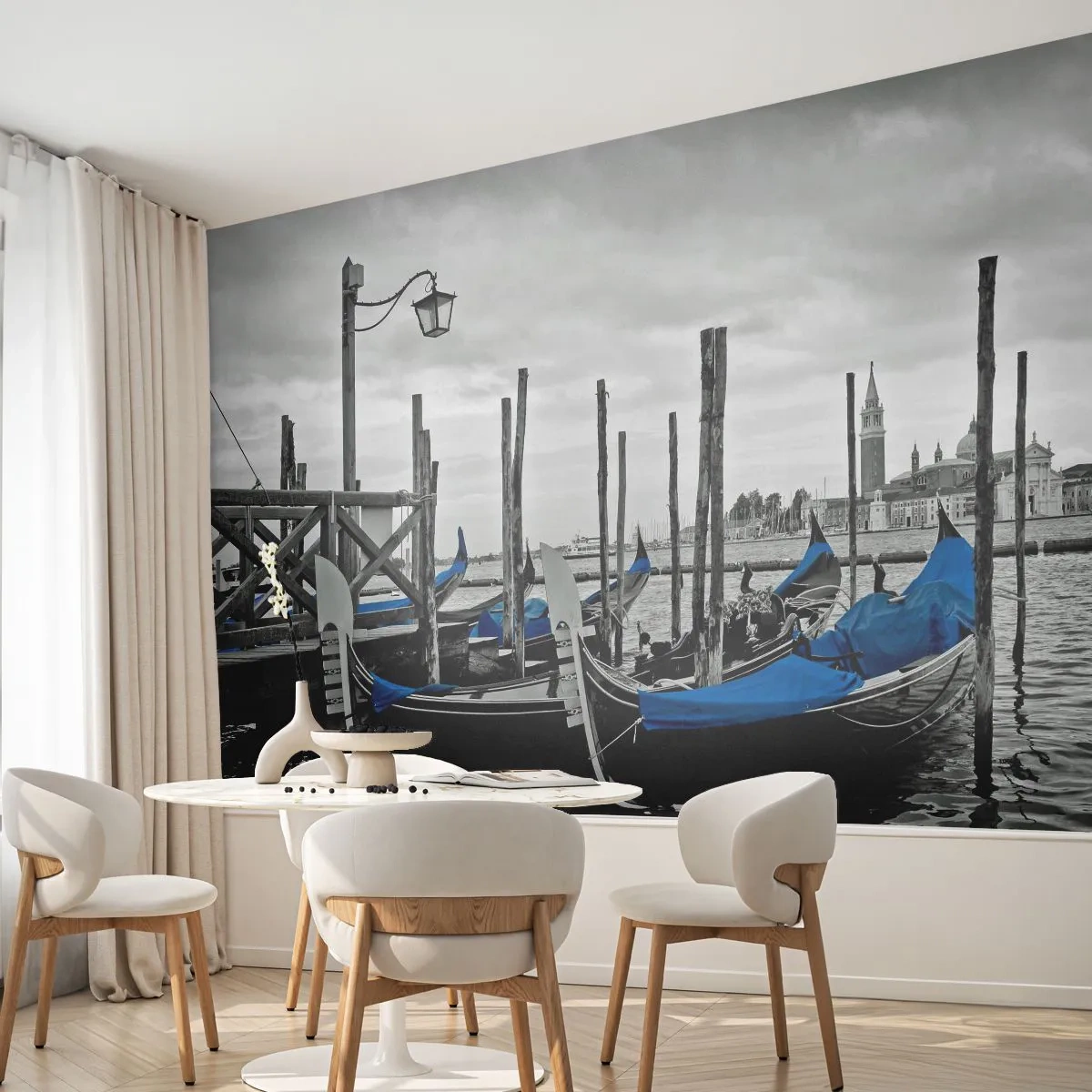 Papier Peint Photo Premium Sand - Gondoles à Venise avec des couvertures bleues - 100x70cm - Venise pensive - Décoration murale moderne pour le salon et la chambre ARTTOR