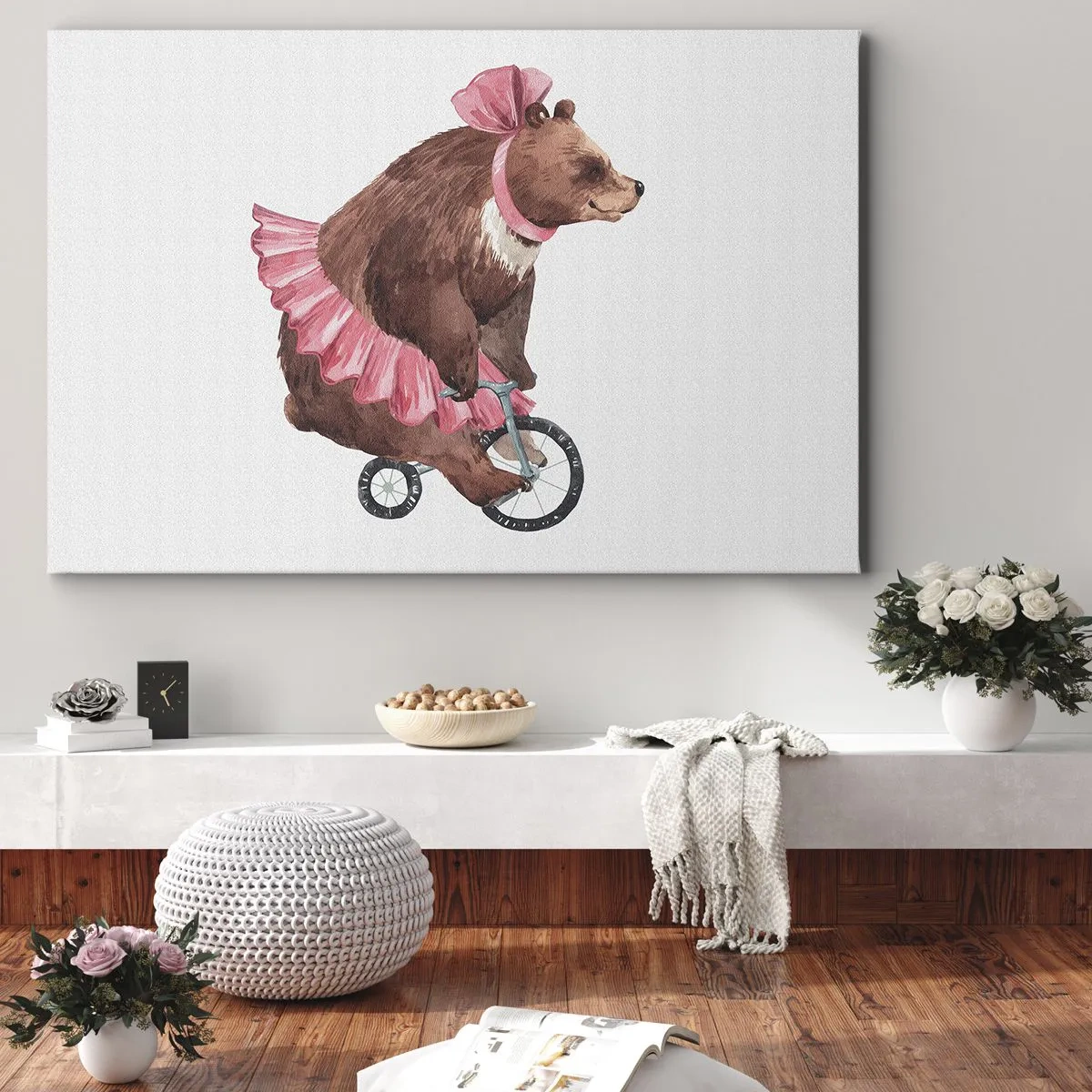 Impression sur toile - Image sur toile - Un ours en peluche dans une jupe rose sur un vélo de style rétro - 120x80cm - Quel cirque ! - Décoration murale moderne pour le salon et la chambre ARTTOR