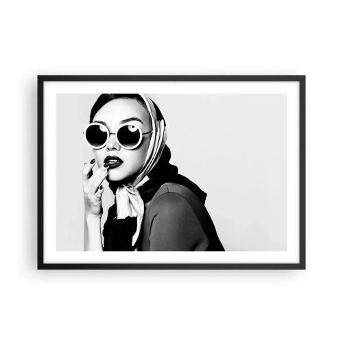Affiche dans un cadre noir - Poster - Portrait en noir et blanc d'une femme portant des lunettes et un foulard - 70x50cm - Salutations des années 60 - Décoration murale moderne pour le salon et la chambre ARTTOR