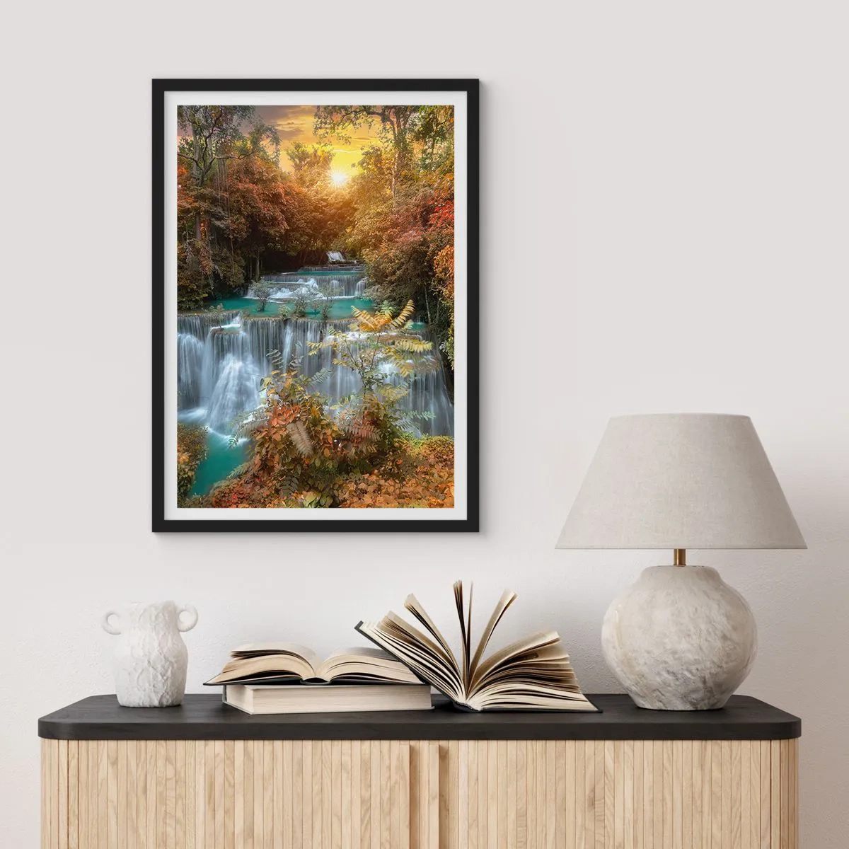 Affiche dans un cadre noir - Poster - Une cascade entourée d'arbres d'automne au coucher du soleil - 50x70cm - Trésor caché de la forêt - Décoration murale moderne pour le salon et la chambre ARTTOR