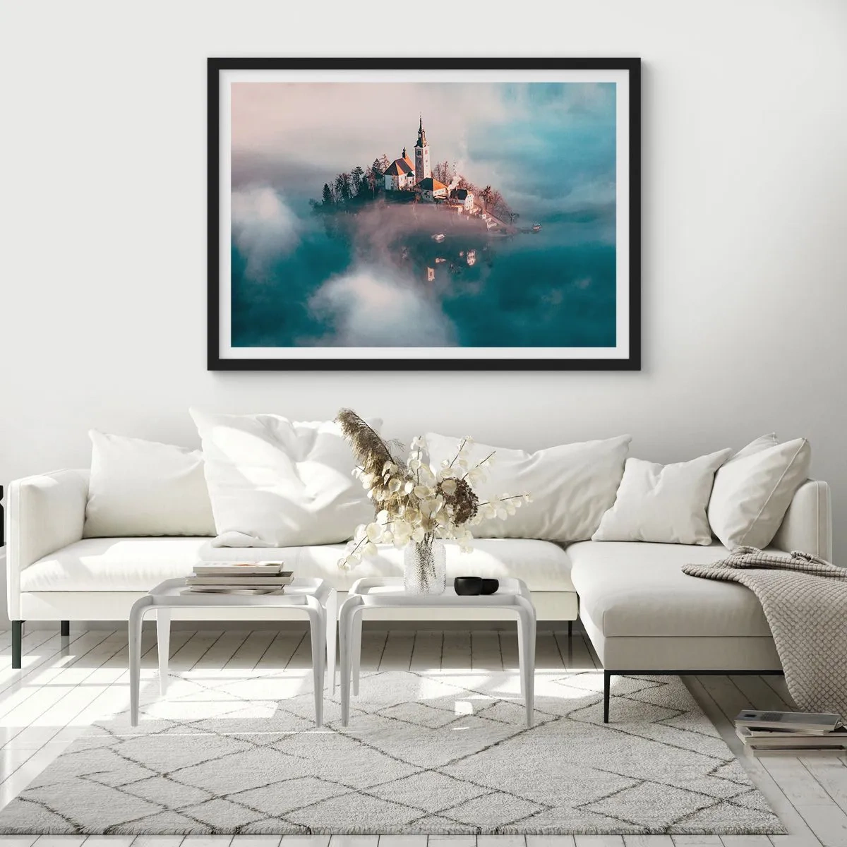Affiche dans un cadre noir - Poster - Une île pittoresque avec une église entourée de brouillard - 100x70cm - Île de rêve - Décoration murale moderne pour le salon et la chambre ARTTOR