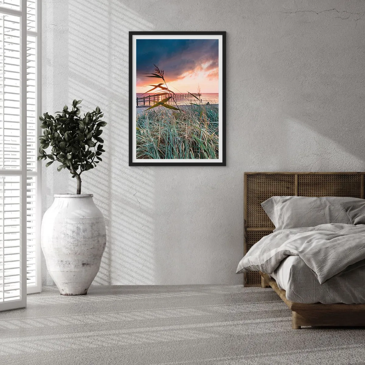 Affiche dans un cadre noir - Poster - Une jetée au bord de la mer entourée d'herbe au coucher du soleil - 50x70cm - Ça ne passe pas avec le vent - Décoration murale moderne pour le salon et la chambre ARTTOR