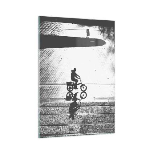 Impression sur verre - Image sur verre - Homme à vélo à travers la ville, reflet dans l'eau, photo en noir et blanc - 50x70cm - Devant moi, à travers la ville - Décoration murale moderne pour le salon et la chambre ARTTOR