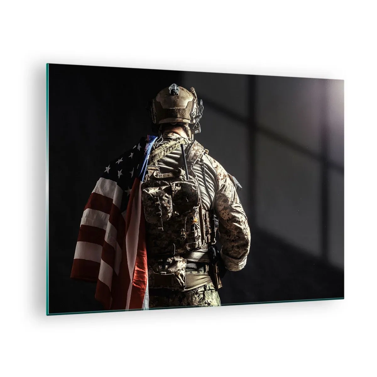 Impression sur verre - Image sur verre - Un soldat avec un drapeau américain sur un fond sombre - 70x50cm - C'est exactement pour ça - Décoration murale moderne pour le salon et la chambre ARTTOR