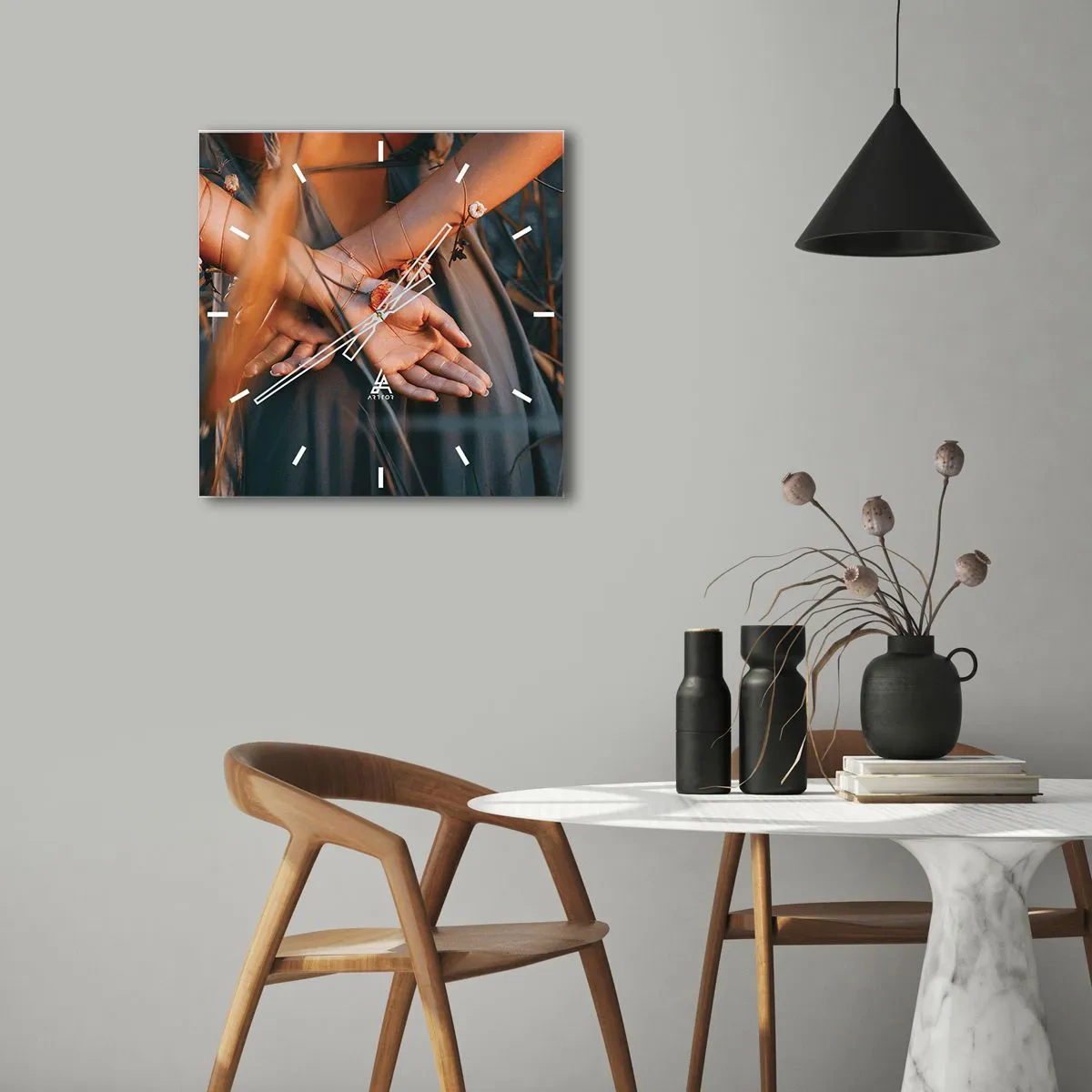 Horloge murale - Pendule murale - Mains sensuelles avec des fleurs dans un cadre naturel - 30x30cm - Liée à la nature - Décoration murale moderne pour le salon et la chambre ARTTOR