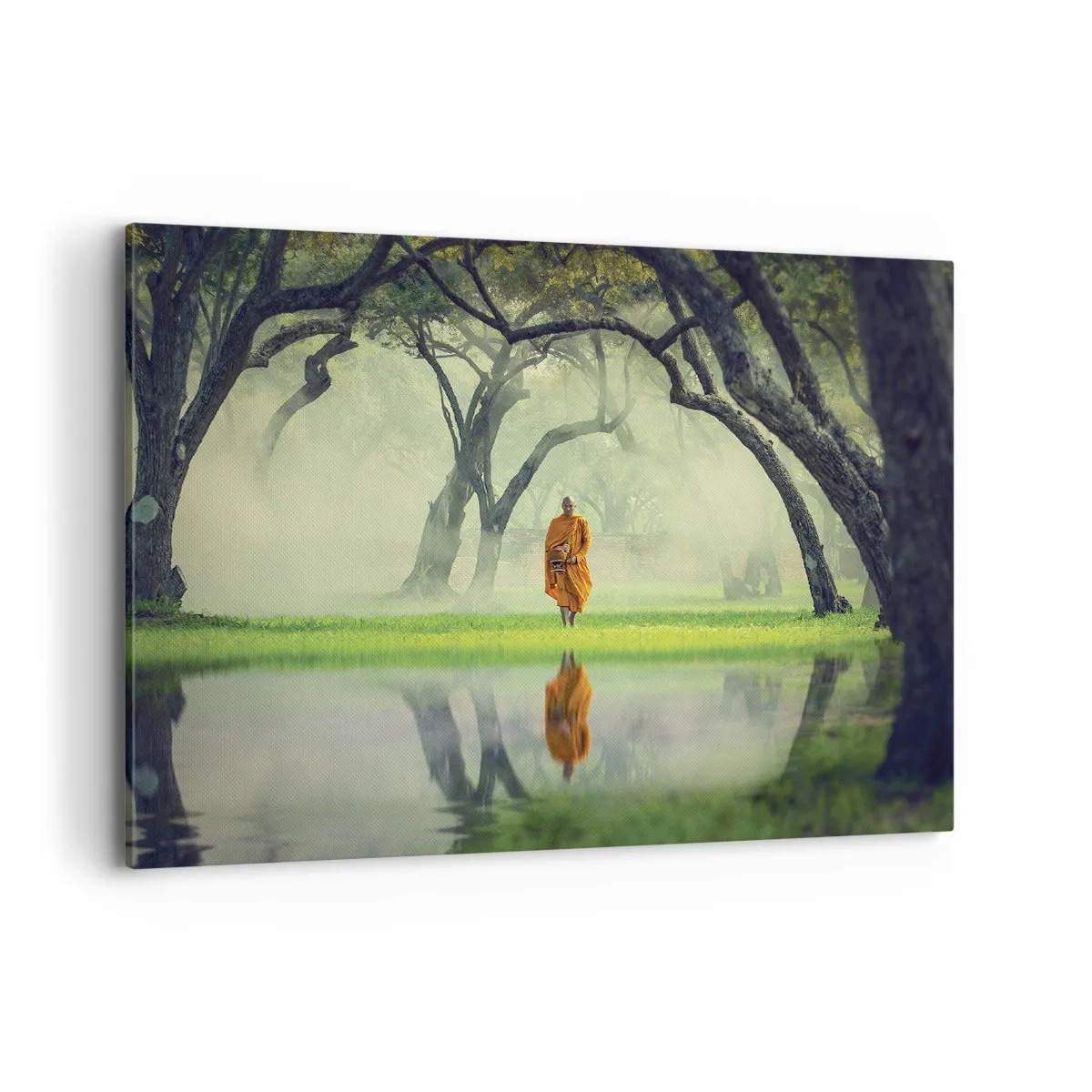 Impression sur toile - Image sur toile - Un moine en robe orange dans une forêt avec un fond brumeux et un reflet dans l'eau. - 100x70cm - En route vers l'illumination - Décoration murale moderne pour le salon et la chambre ARTTOR