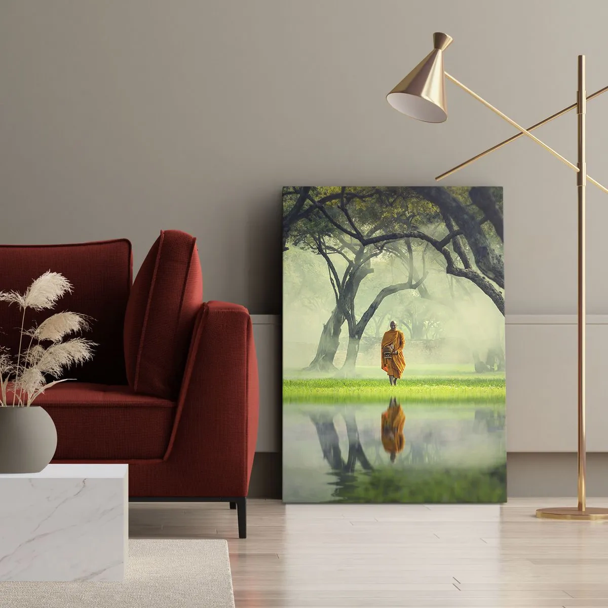 Impression sur toile - Image sur toile - Un moine en robe orange dans une forêt avec un fond brumeux et un reflet dans l'eau. - 70x100cm - En route vers l'illumination - Décoration murale moderne pour le salon et la chambre ARTTOR