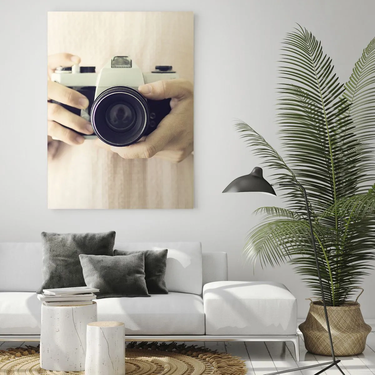 Impression sur verre - Image sur verre - Une personne tenant un appareil photo classique dans ses mains - 50x70cm - Pour voir plus ... - Décoration murale moderne pour le salon et la chambre ARTTOR