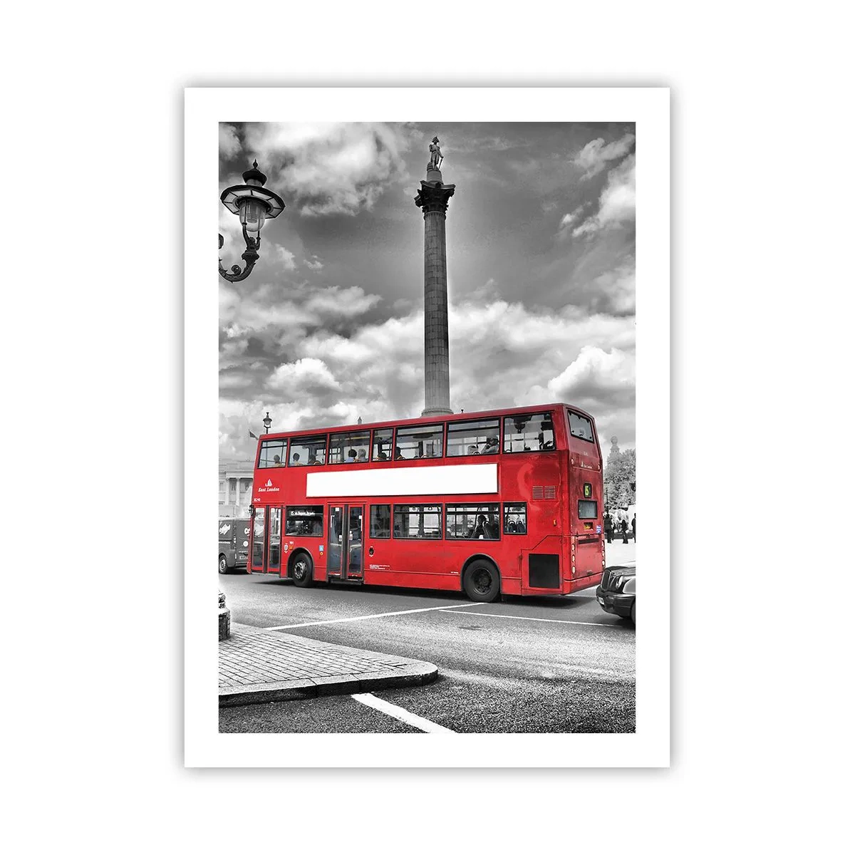 Affiche - Poster - Un bus rouge sur fond de ville en noir et blanc - 50x70cm - La vraie circulation sanguine de la ville - Décoration murale moderne pour le salon et la chambre ARTTOR