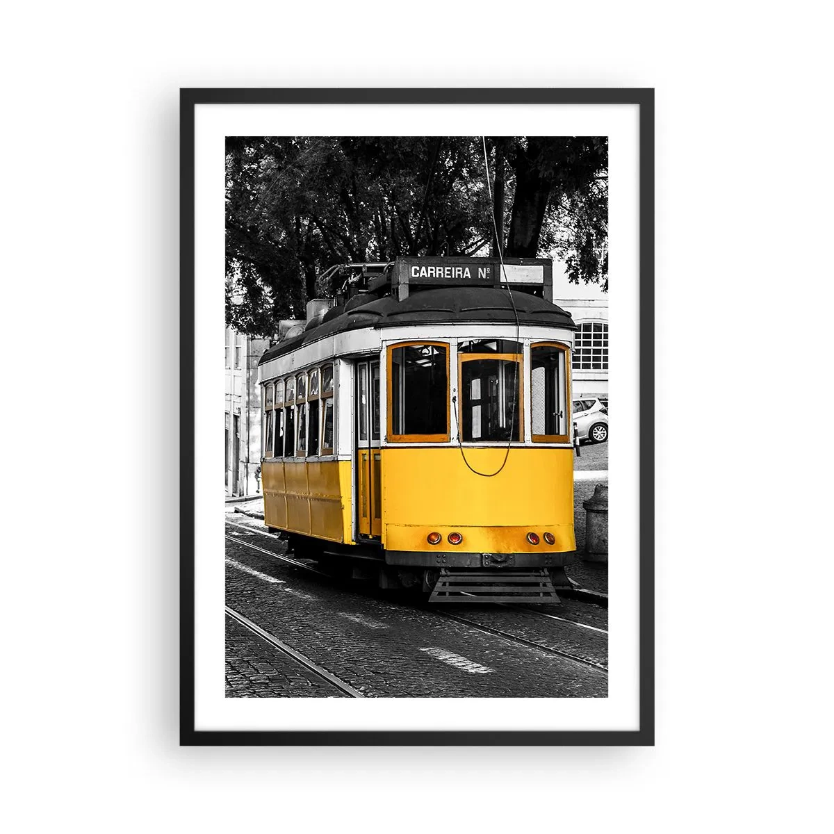 Affiche dans un cadre noir - Poster - Un tramway jaune sur fond urbain noir et blanc - 50x70cm - Et du fado en arrière-plan - Décoration murale moderne pour le salon et la chambre ARTTOR