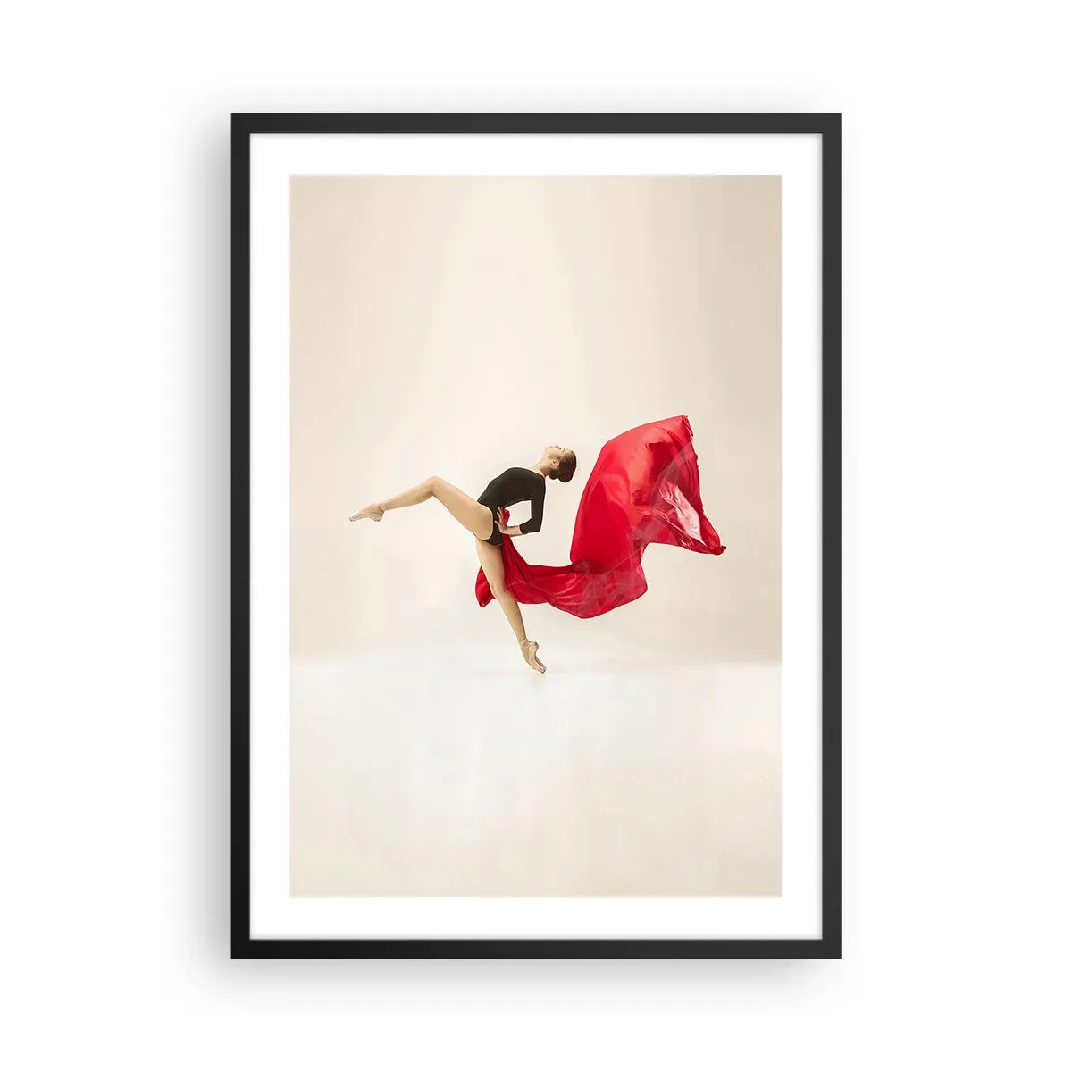 Affiche dans un cadre noir - Poster - Une danseuse en tenue noire avec du tissu rouge en mouvement - 50x70cm - Rouge et noir - Décoration murale moderne pour le salon et la chambre ARTTOR