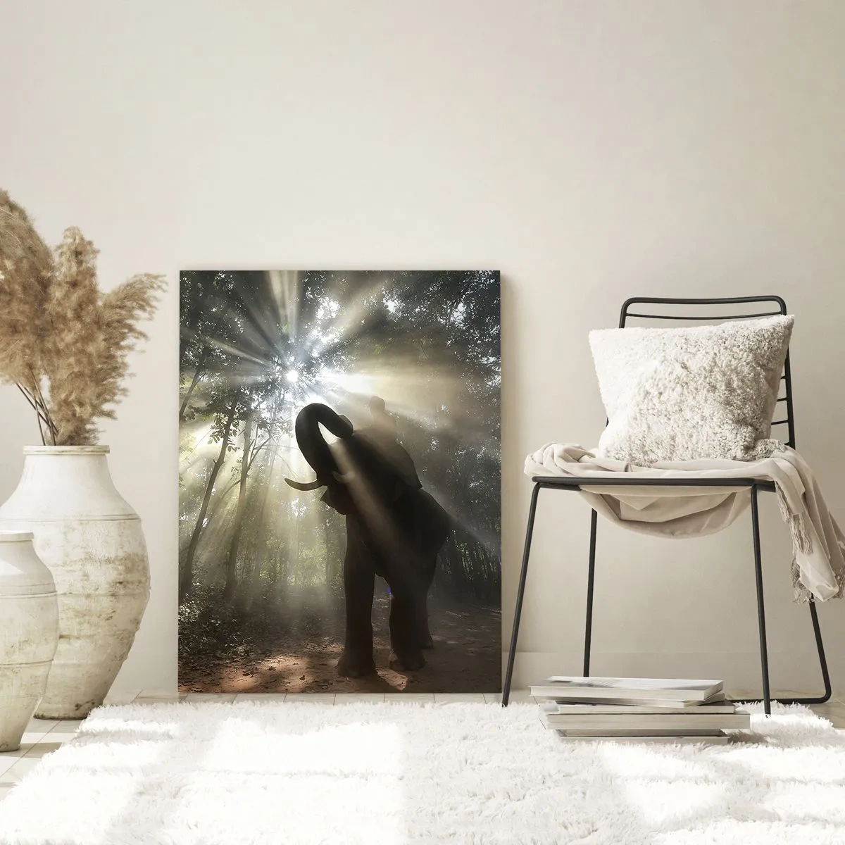 Impression sur verre - Image sur verre - Un éléphant dans la forêt entouré de rayons de lumière dans la brume matinale - 80x120cm - Sous la bonne étoile - Décoration murale moderne pour le salon et la chambre ARTTOR