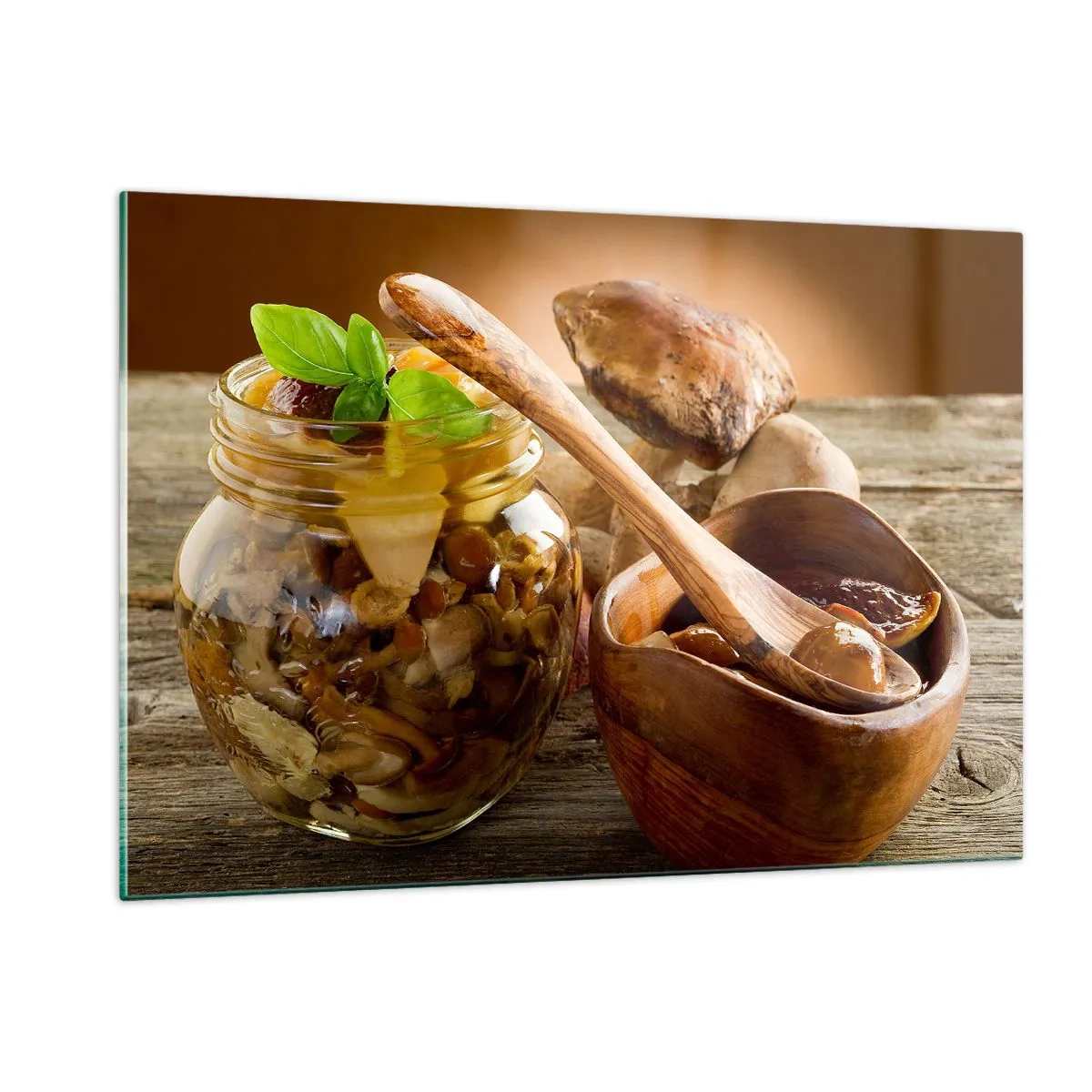Impression sur verre - Image sur verre - Champignons marinés dans un bocal avec un bol en bois et des champignons sur la table en arrière-plan - 120x80cm - Que ce soit frais ou salé, ou en automne... - Décoration murale moderne pour le salon et la chambre