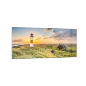 Impression sur verre - Image sur verre - Un phare avec des prairies et des maisons au soleil en arrière-plan - 120x50cm - Entre les vagues - Décoration murale moderne pour le salon et la chambre ARTTOR